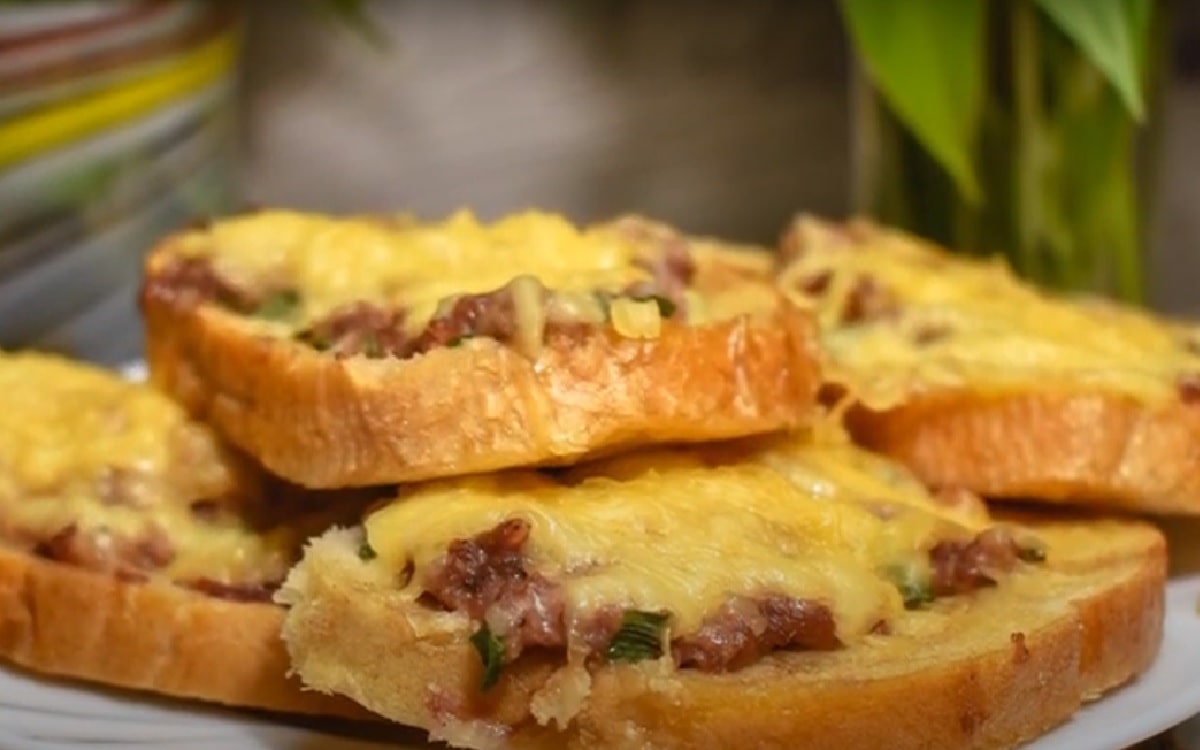 горячие бутерброды с фаршем и сыром