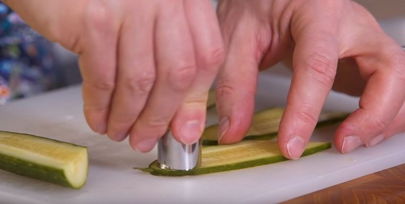 как нарезать огурцы и помидоры на стол