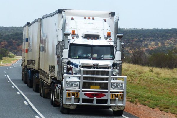 Мудрый дальнобойщик показал, зачем ему бутылки в колесах фуры
