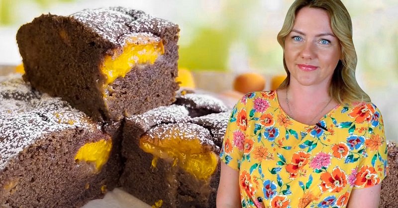 Абрикосы утопают в шоколадном тесте: лучший летний пирог по рецепту Лилии Цвит