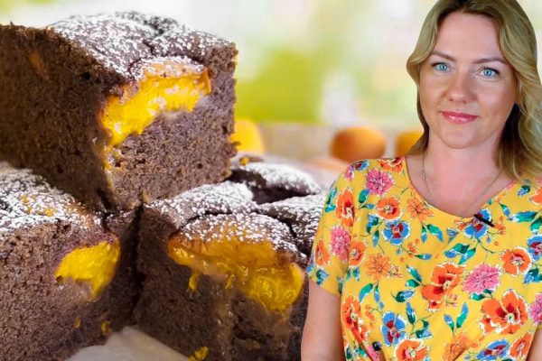 Абрикосы утопают в шоколадном тесте: лучший летний пирог по рецепту Лилии Цвит