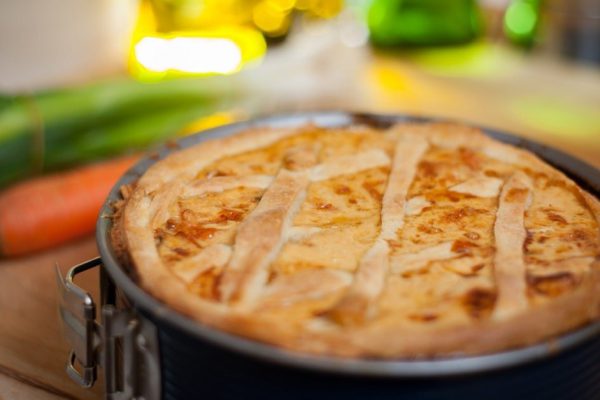 Слямзила рецепт из блокнота сестры, восхитительный пирог «Яблоки в ушанке», вместо крахмала добавляю кисель в брикетах