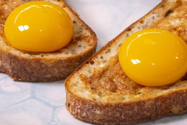 Зачем выкладывать на хрустящие гренки сырой желток