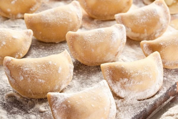 Алексей взял деньги и пошел к своей бывшей жене, она как раз приготовила домашние вареники, которые он не ел с тех пор, как ушел от нее