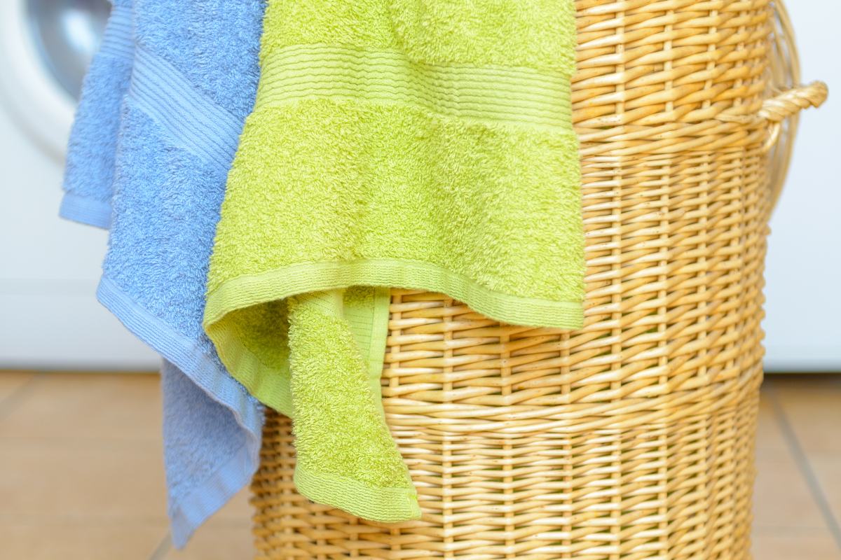 Поменять полотенце. Чистые полотенца. Корзина с чистыми полотенцами. Полотенце которое раскрывается в воде. Полотенца которые размокают.