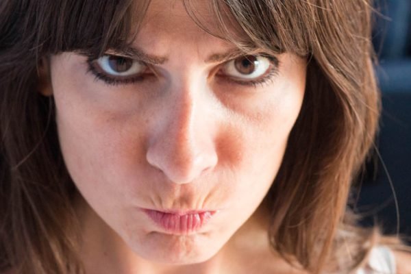 Свекровь нагло эксплуатирует своего сына, из-за чего я вижу его несколько часов в день, мое терпение заканчивается