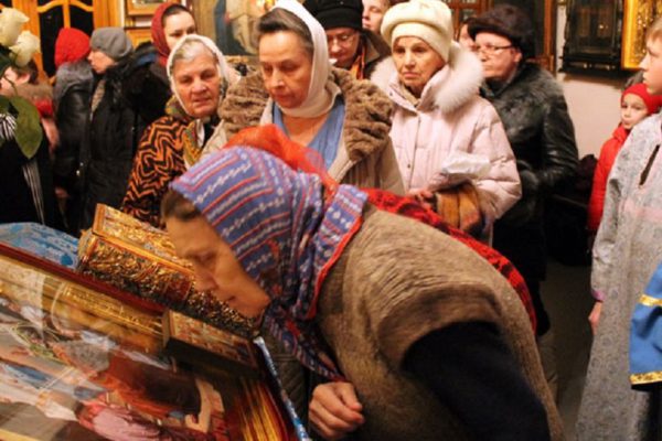 Не стоит прикасаться губами к церковным иконам