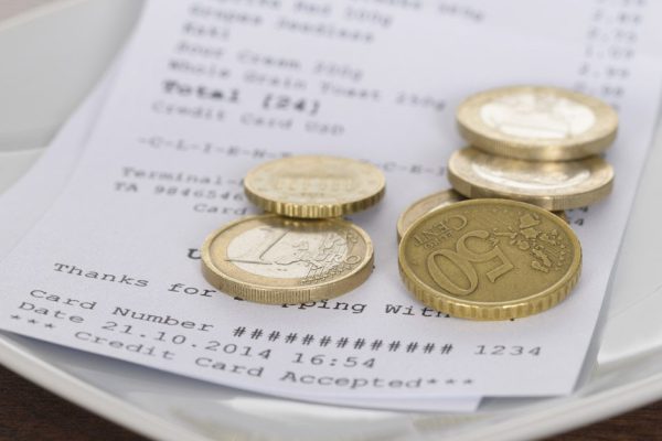 Спор с жадной женой, которая не хочет оставлять чаевые официантам и не понимает, зачем это нужно