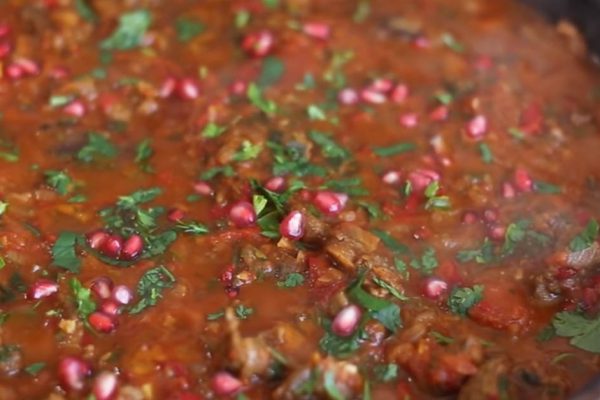 Сын отдыхал в Грузии, приготовил для мамы ароматный чашушули и пригласил на ужин, чтобы рассказать о поездке