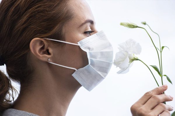 Из-за чего при COVID-19 исчезает обоняние и как его вернуть