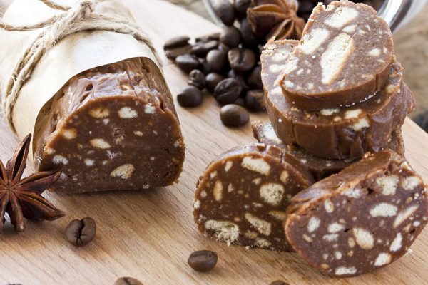 Десерт «Чайная колбаска» — лучшее лакомство к горячим напиткам.