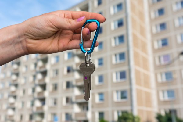 Пока жил с родителями, взял свою квартиру в кредит, но, когда захотел переехать туда, мама сообщила новость