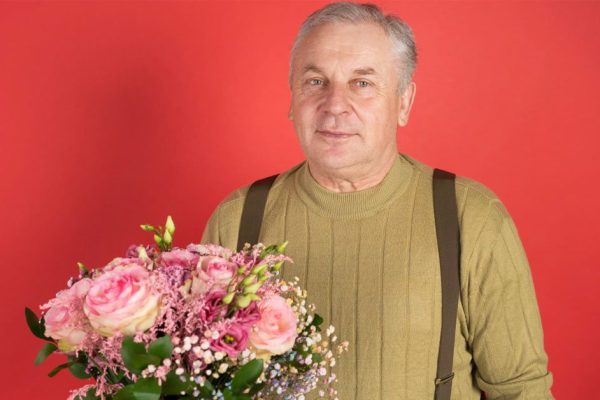 Молодой парень насмехался над стариком, что пришел покупать цветы в потрепанном пальто, ведь букет тянул на половину пенсии