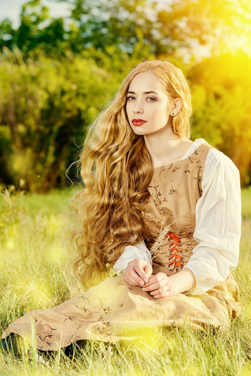 скромность украшает девушку