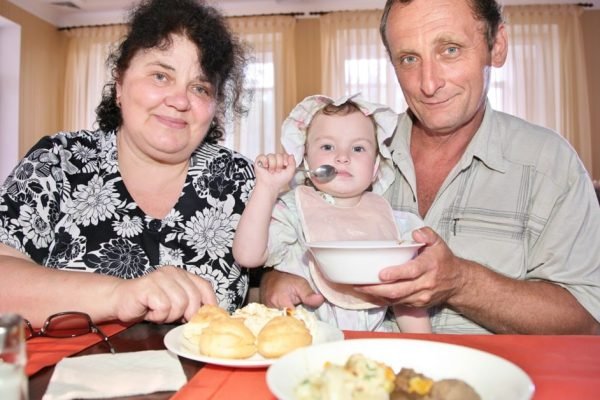 Ругаюсь со сватьей, раскормившей пузатую внучку, отбираю печенье и конфеты