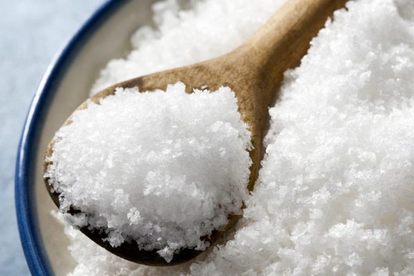 Зачем мыть пол водой с солью