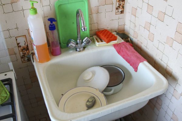 Преображение обшарпанной кухни к Пасхе, домовой вернется в чистое местечко