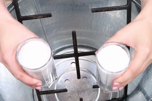 Многолетний нагар и укоренившийся жир отлетает сам после применения этого средства, способ «Два стакана»