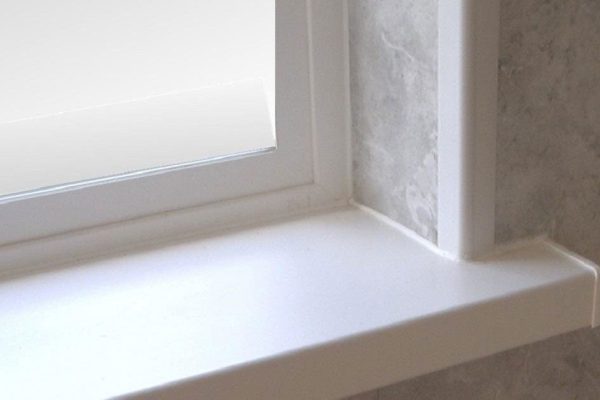 Желтизна на пластиковом подоконнике моментально испарилась, показываю прием умного соседа