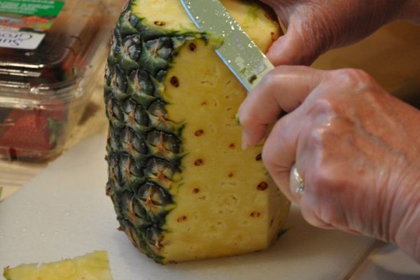 Узнав о влиянии ананаса на женскую грудь, ты будешь есть этот фрукт постоянно!