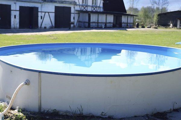 На отдыхе в Крыму узнала, как почистить бассейн и убрать запах из сливной ямы одной пачкой доступного средства