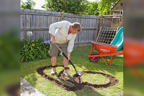Мужчина сделал в саду необычное углубление… Теперь семья проводит всё свободное время на улице!