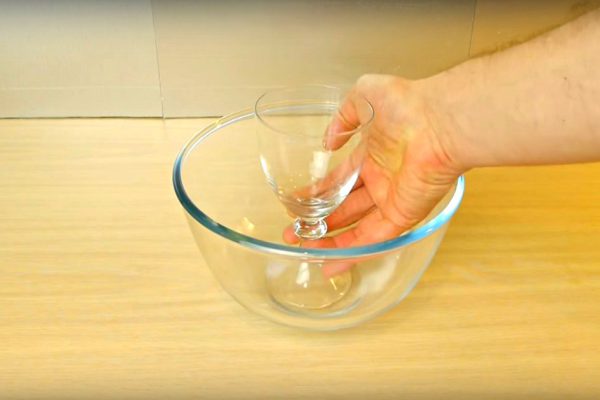 Самая быстрая сервировка стола! Те, кто не любят мыть посуду, полюбят этот трюк…