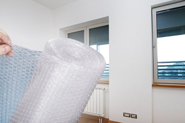 Кондиционер висит без дела, ненужный ящик, ведь у меня есть пузырчатая пленка