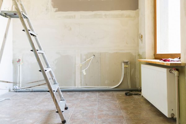 Проведала соседку и поняла, что мне срочно нужен новый ремонт, позвонила дочери и попросила денег, но от ее ответа мне стало плохо