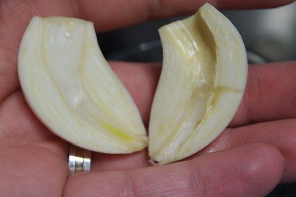 Разрезала чеснок и вынула сердцевинку… Когда ты поймешь почему, непременно сделаешь то же самое!