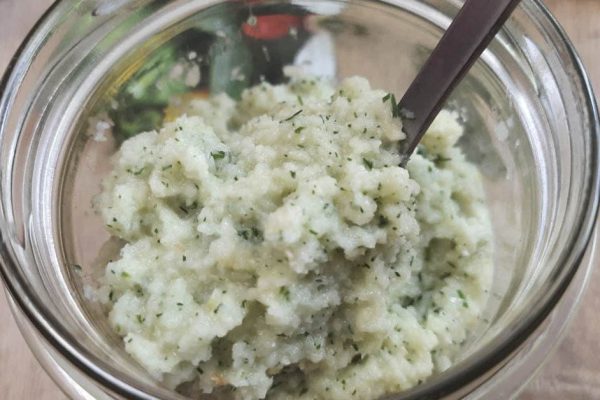 В холодильнике прячу пару банок чесночной пасты, выручает каждый день