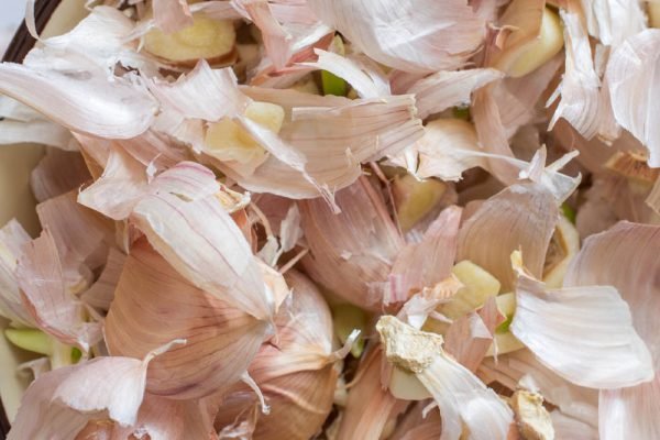 Никогда не выбрасываю чесночную шелуху и тебе советую делать так же, это настоящее золото