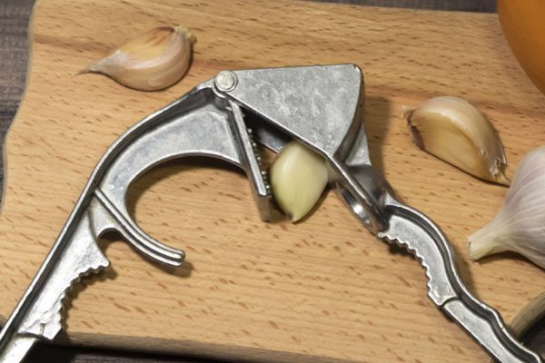 Неправильно пользовалась советской чеснокодавилкой, бабушка показала, на что способен надежный агрегат