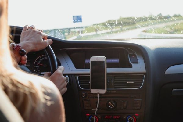 Обнаружив пакет на заднем сидении машины, новоиспеченная таксистка обомлела и тут же рванула в соседний город, не раздумывая