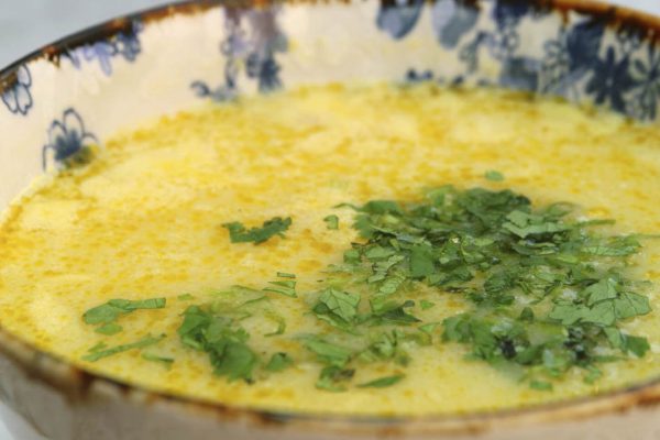 Грузинская бабушка вырастила 6 внуков на куриной чихиртме, и один из них стал поваром