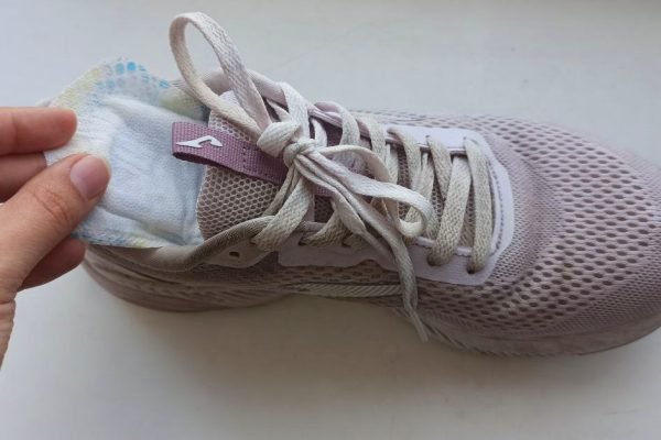 Положи прокладки в обувь, ты сразу заметишь, насколько легче станет ее носить