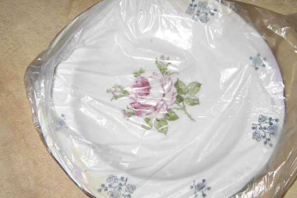 Зачем надевать пакеты на тарелки