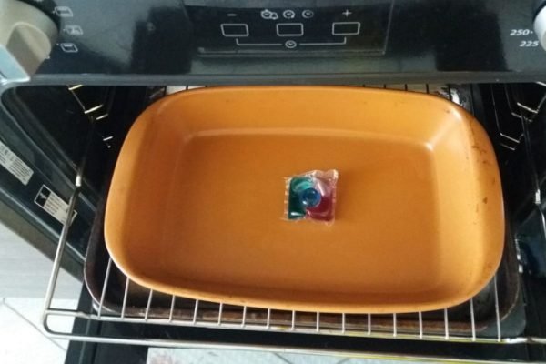 Палец о палец не ударила, а запущенная духовка засияла, нужна лишь обычная капсула