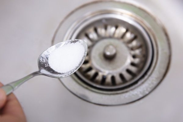 В магазин за средствами для устранения засоров не бегаю, делаю домашнюю смесь, которая справляется даже лучше