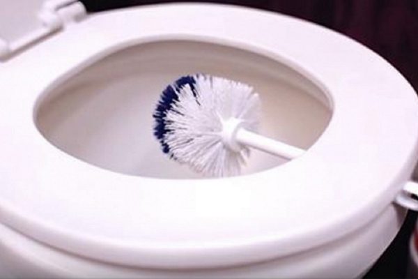 Для чего оставлять ершик под крышкой унитаза