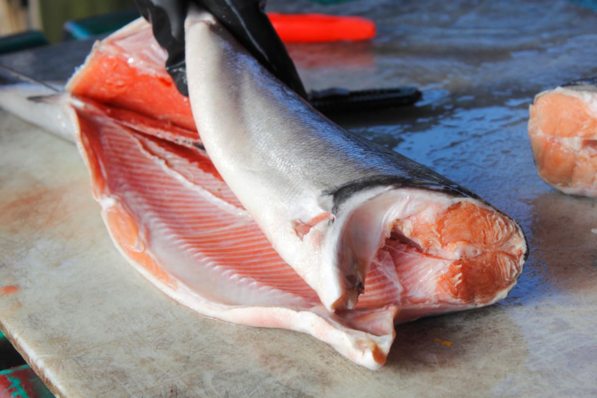 как почистить рыбу от чешуи