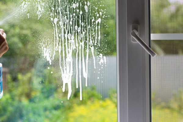 Как правильно помыть москитную сетку