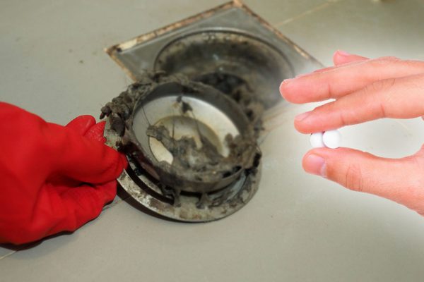 Нужно просто взять две таблетки и отправить их в слив, через мгновения засор исчезнет