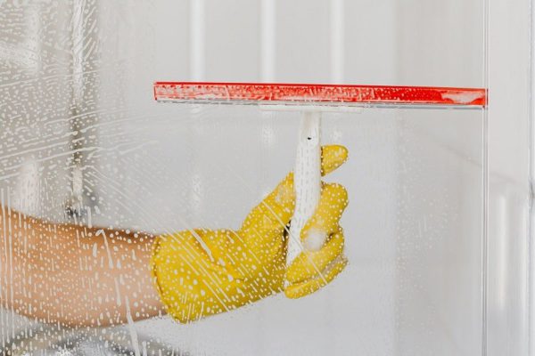 Друзья встречали Новый год в нашем доме, намываю всё копеечным раствором, чтобы вернуть жилью сияющий вид