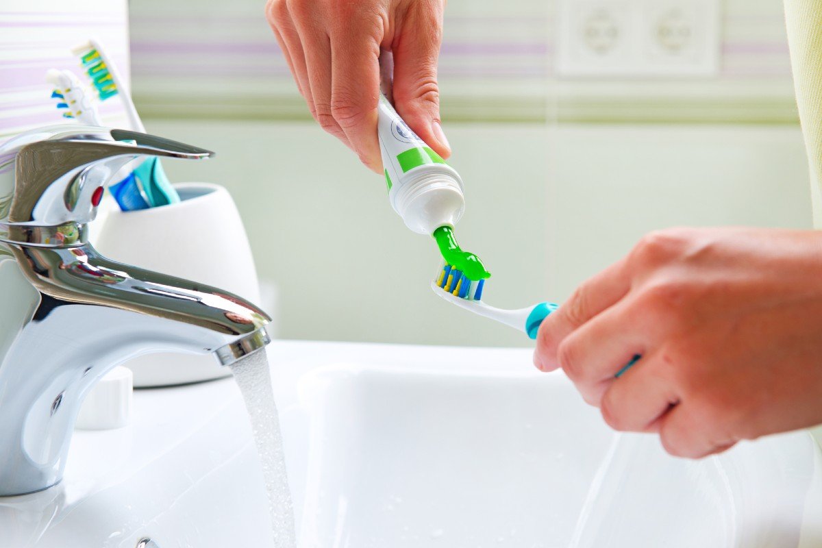 Положи зубную пасту в морозилку и через 5 часов получишь незаменимую в хозяйстве вещь можно, использовать, паста, пасту, зубной, морозилку, чистить, также, сегодня, работает, может, Зубная, только, уборке, прекрасно, зубную, зубная, загрязнения, очищать, налет