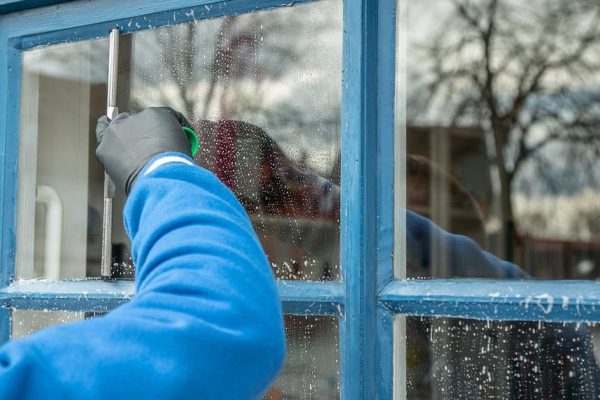 Знающие хозяйки натирают окна простым средством, чтобы не намывать по 10 раз в год