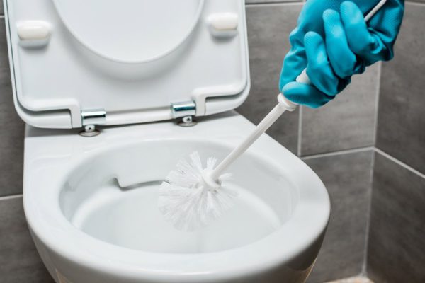 Чтобы унитаз сверкал, как алмаз, заливаю в него одно простое средство и оставляю на 15 минут