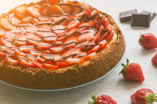 Инструкция по приготовлению шоколадного чизкейка с клубникой без выпечки