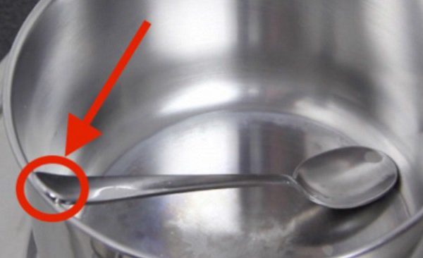 Он положил ложку в молоко. То, что произошло потом, заставило меня делать так постоянно!