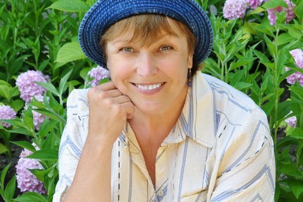 В солнечный субботний день я гуляла в саду и вдруг заметила, что мне машет рукой какая-то женщина, она показалась мне знакомой